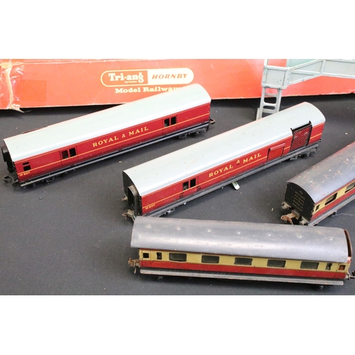 226 - Collection of Hornby Dublo model railway to include 8 x items of rolling stock (3 x boxed), boxed D1... 