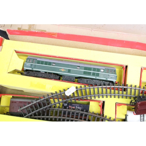 226 - Collection of Hornby Dublo model railway to include 8 x items of rolling stock (3 x boxed), boxed D1... 