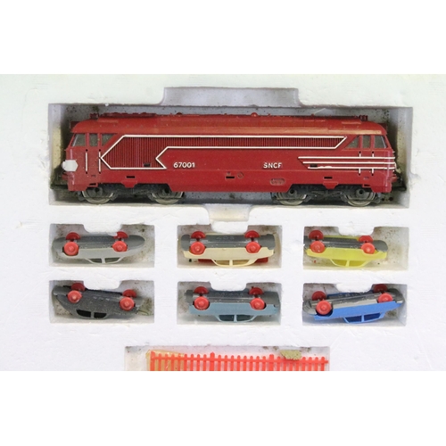 228 - Boxed Jouef OO / HO gauge 7435 Electric Train Set with level crossing, complete with accessories and... 