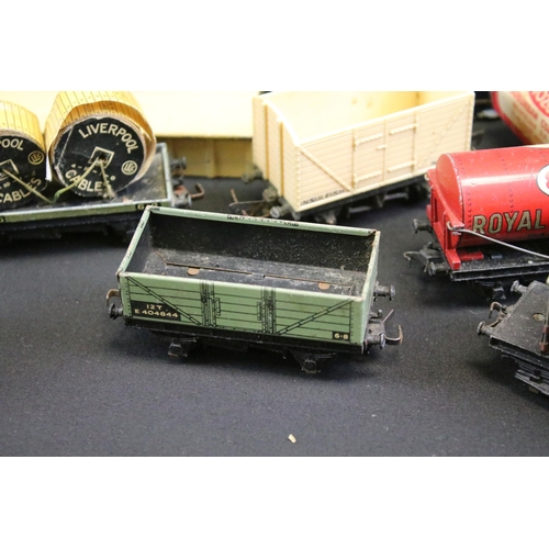 229 - Collection of Hornby Dublo model railway to include platform building, 7 x boxed items of rolling st... 