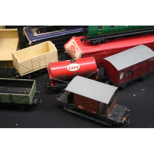 229 - Collection of Hornby Dublo model railway to include platform building, 7 x boxed items of rolling st... 