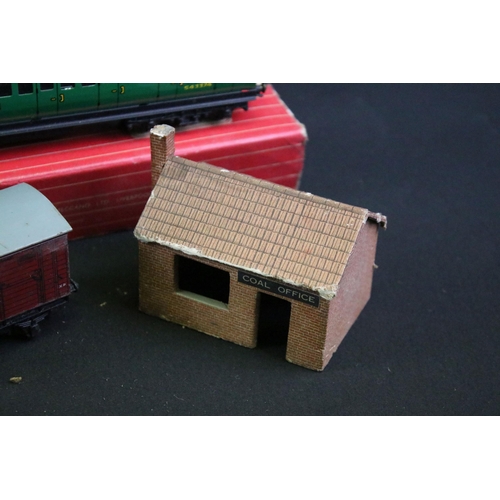 229 - Collection of Hornby Dublo model railway to include platform building, 7 x boxed items of rolling st... 