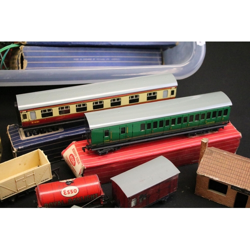 229 - Collection of Hornby Dublo model railway to include platform building, 7 x boxed items of rolling st... 