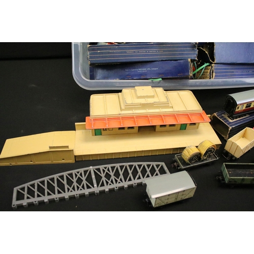 229 - Collection of Hornby Dublo model railway to include platform building, 7 x boxed items of rolling st... 