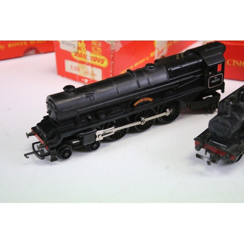 230 - Three boxed Triang OO gauge locomotives to include R159 Double Ended Diesel, R353 Yard Switcher and ... 