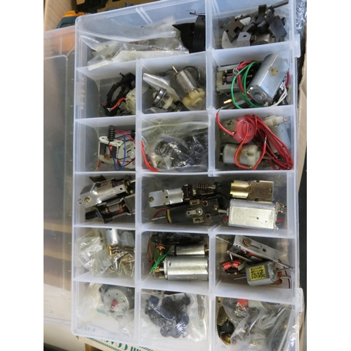 238 - Quantity of OO / HO gauge model railway metal & plastic kit build locomotives, rolling stock, access... 