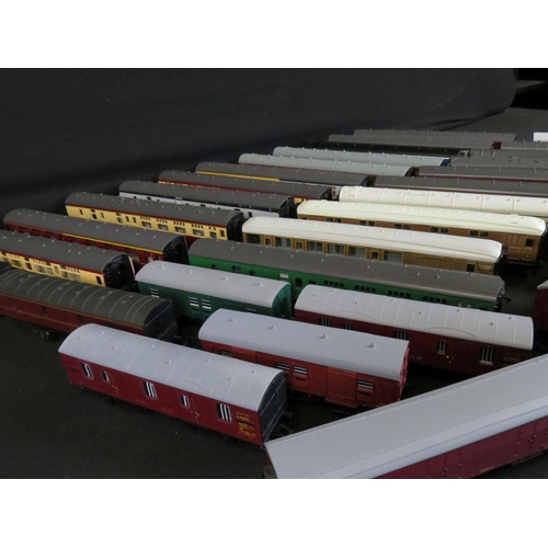 243 - 32 OO gauge items of rolling stock featuring various coaches and carriages to include Hornby, Lima e... 