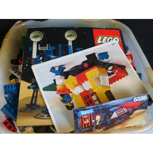 364 - Collection of mainly 1980s Lego to include various bricks, accessories, parts, pumps, couple of mini... 