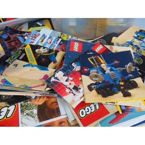 364 - Collection of mainly 1980s Lego to include various bricks, accessories, parts, pumps, couple of mini... 