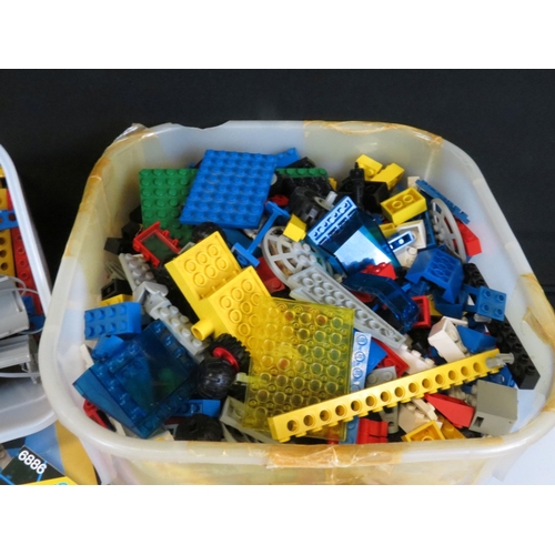 364 - Collection of mainly 1980s Lego to include various bricks, accessories, parts, pumps, couple of mini... 