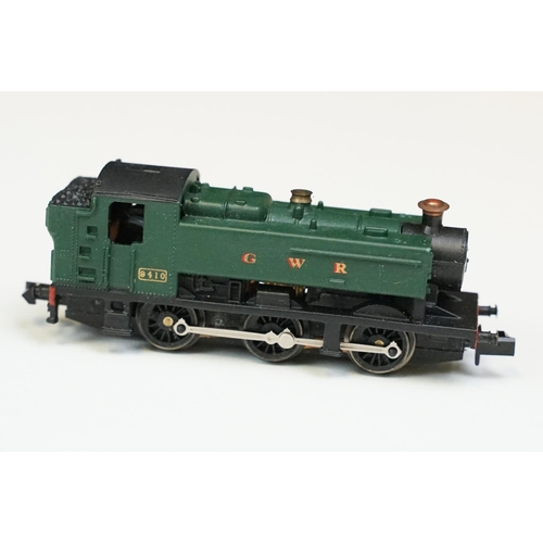 41 - Two boxed / cased N gauge locomotives / engines to include Graham Farish 371-626A GWR Railcar Shirt ... 