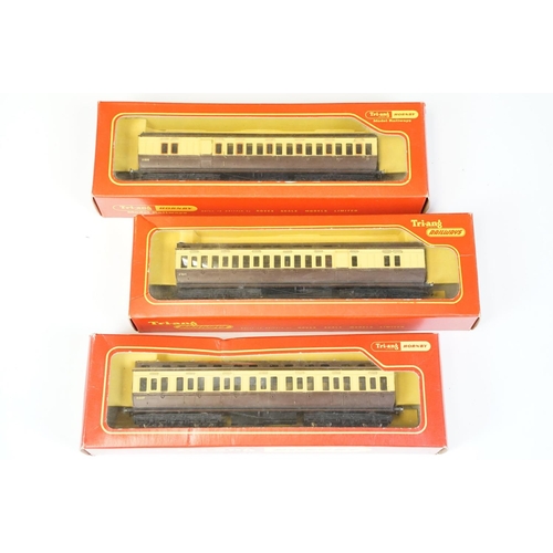 65 - 38 Boxed Hornby and Triang OO gauge items of rolling stock to include R4297A SR Maunsell 6 Compartme... 