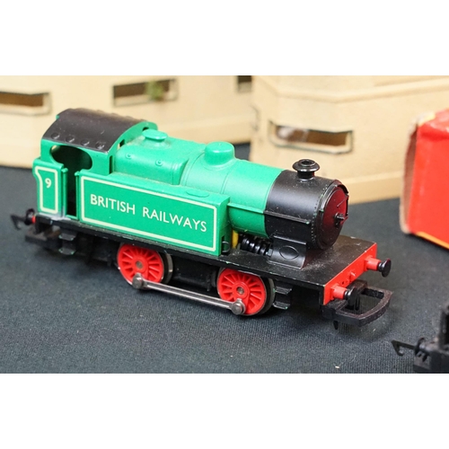 105 - Group of OO gauge model railway to include boxed Hornby R2623 BR 4-6-0 King Arthur Class N15 King Ut... 