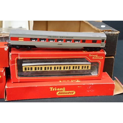 112 - Collection of OO gauge model railway to include 4 x boxed Triang / Hornby items of rolling stock, bo... 