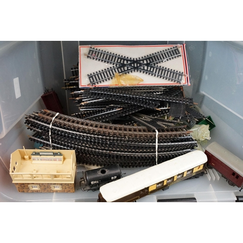113 - Quantity of OO gauge model railway to include 13 x items of rolling stock featuring Triang and Jouef... 
