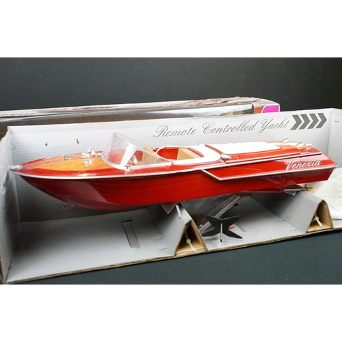 261 - Boxed Jamara Germany 04 0390 Venezia r/b boat, with stand and controller