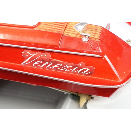 261 - Boxed Jamara Germany 04 0390 Venezia r/b boat, with stand and controller