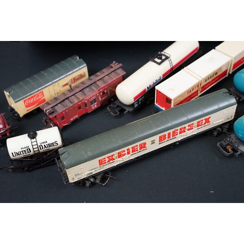 82 - Around 110 OO / HO / Hornby Dublo items of model railway to include Triang, Hornby, Lima, Mainline e... 