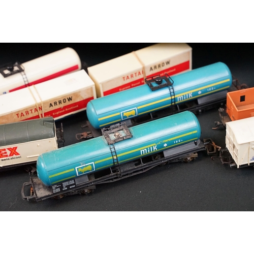 82 - Around 110 OO / HO / Hornby Dublo items of model railway to include Triang, Hornby, Lima, Mainline e... 