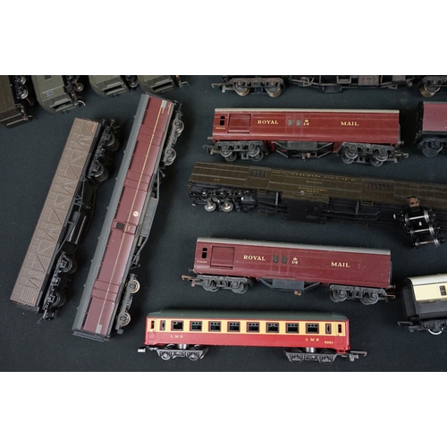 84 - 45 OO / HO gauge items of rolling stock to include coaches and Royal Mail vans featuring Bachmann, T... 