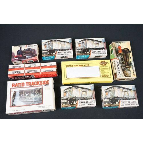 99 - Collection of OO gauge plastic model railway kits to include mainly Airfix examples with Kitmaster a... 