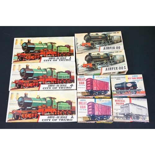 99 - Collection of OO gauge plastic model railway kits to include mainly Airfix examples with Kitmaster a... 