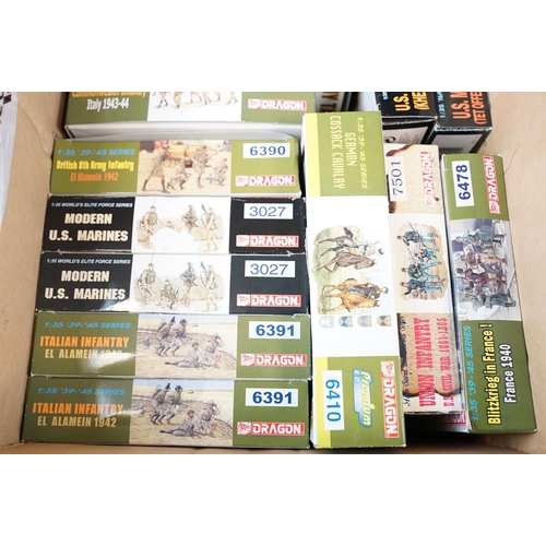 271 - 15 Boxed Dragon 1/35 plastic figure kits featuring 3307 US Marines (Khe Sanh 1968), 3305 US Marine (... 