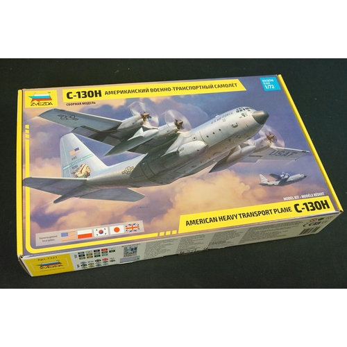 280 - 26 boxed and unbuilt plastic model kits to include 1/48 scale, 1/35 scale and 1/72 scale, featuring ... 