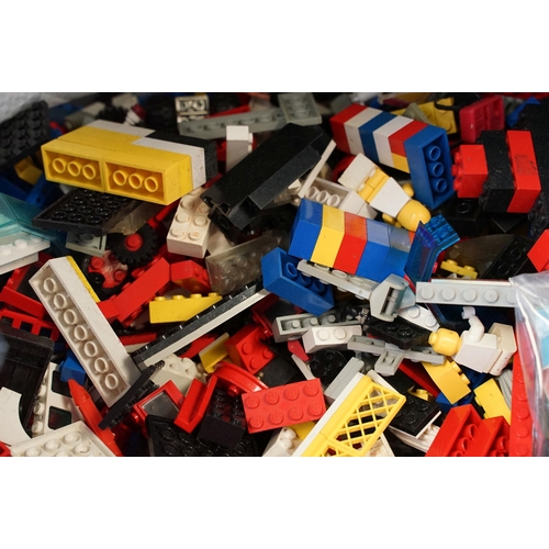 344 - Large quantity of vintage Lego with various bricks, minifigures, base plates and accessories plus a ... 