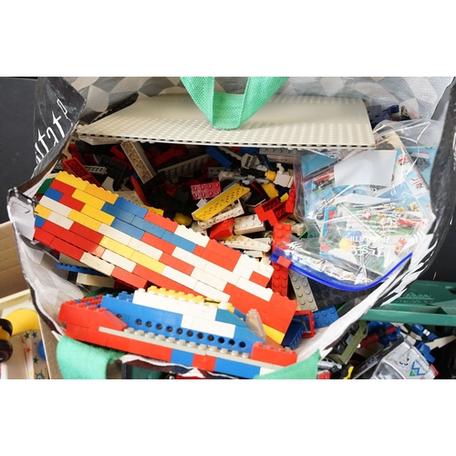 344 - Large quantity of vintage Lego with various bricks, minifigures, base plates and accessories plus a ... 