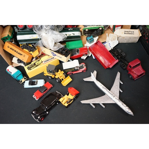 1243 - Large quantity of various boxed and unboxed diecast models to include Dinky, Corgi, Matchbox, Lledo ... 