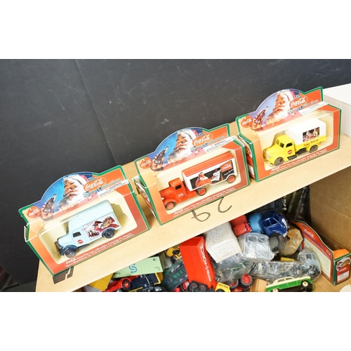 1243 - Large quantity of various boxed and unboxed diecast models to include Dinky, Corgi, Matchbox, Lledo ... 