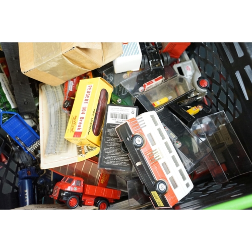 1243 - Large quantity of various boxed and unboxed diecast models to include Dinky, Corgi, Matchbox, Lledo ... 