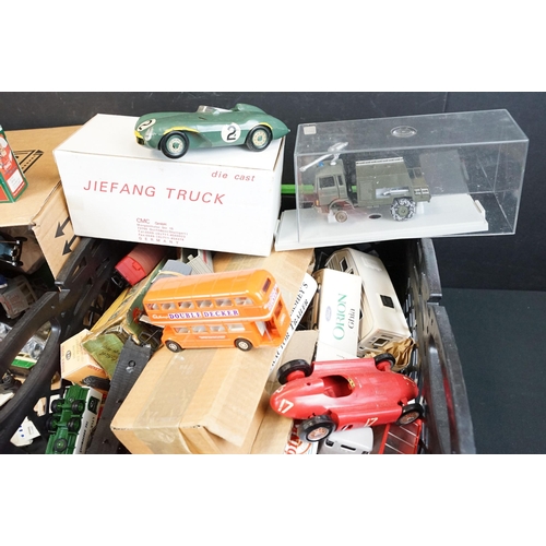 1243 - Large quantity of various boxed and unboxed diecast models to include Dinky, Corgi, Matchbox, Lledo ... 