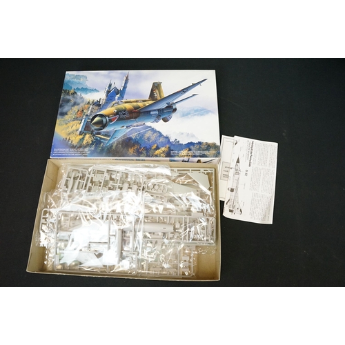 297 - Collection of 18 boxed plastic model kits to include mainly 1/72 and 1/48 scale models featuring 9 x... 