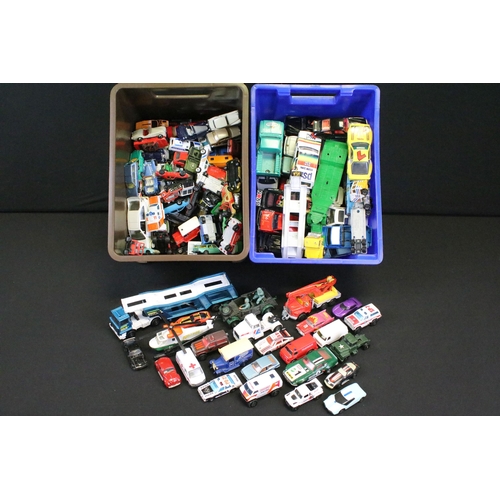 1305 - Collection of mixed toys to include 8 x diecast models (4 x Burago, 1 x Matchbox and 2 x Corgi), box... 