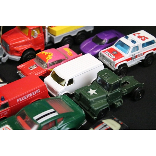 1305 - Collection of mixed toys to include 8 x diecast models (4 x Burago, 1 x Matchbox and 2 x Corgi), box... 