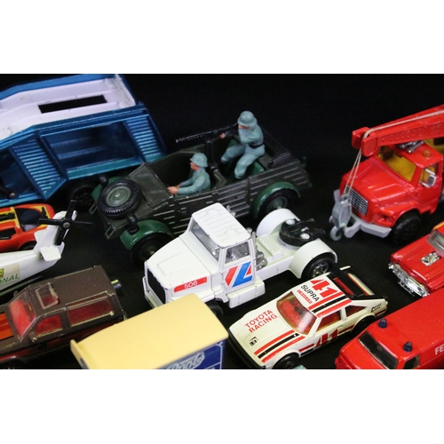 1305 - Collection of mixed toys to include 8 x diecast models (4 x Burago, 1 x Matchbox and 2 x Corgi), box... 