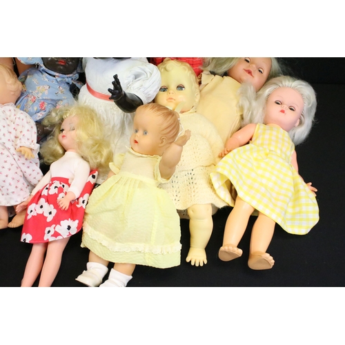 465 - Large collection of mid 20th C onwards plastic dolls to include various sizes, featuring Semo Cinder... 