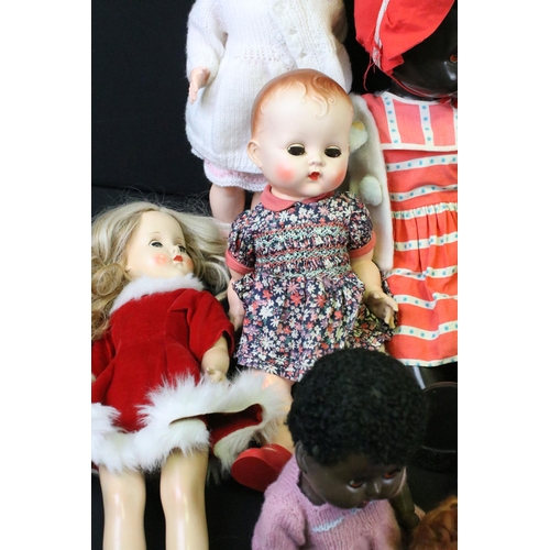 465 - Large collection of mid 20th C onwards plastic dolls to include various sizes, featuring Semo Cinder... 