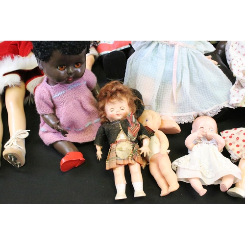 465 - Large collection of mid 20th C onwards plastic dolls to include various sizes, featuring Semo Cinder... 