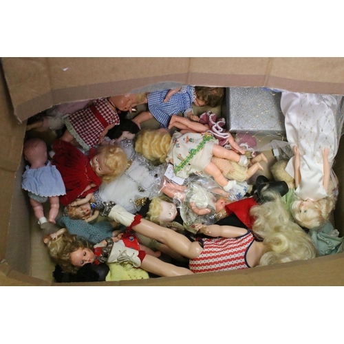 465 - Large collection of mid 20th C onwards plastic dolls to include various sizes, featuring Semo Cinder... 