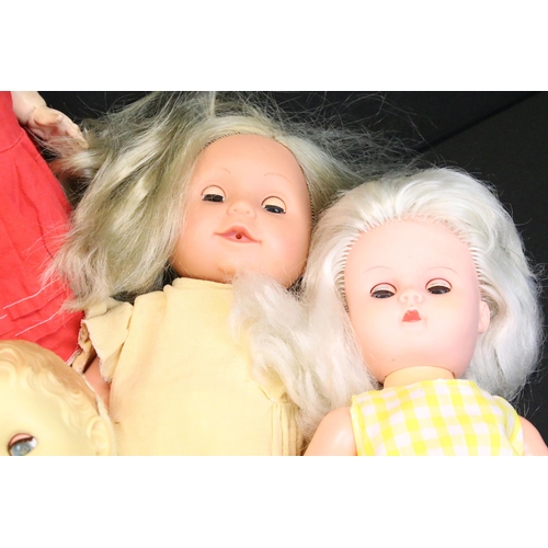 465 - Large collection of mid 20th C onwards plastic dolls to include various sizes, featuring Semo Cinder... 