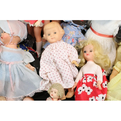 465 - Large collection of mid 20th C onwards plastic dolls to include various sizes, featuring Semo Cinder... 