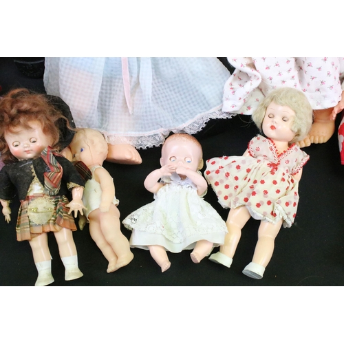 465 - Large collection of mid 20th C onwards plastic dolls to include various sizes, featuring Semo Cinder... 