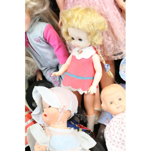 465 - Large collection of mid 20th C onwards plastic dolls to include various sizes, featuring Semo Cinder... 