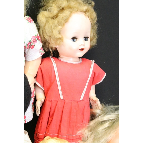 465 - Large collection of mid 20th C onwards plastic dolls to include various sizes, featuring Semo Cinder... 