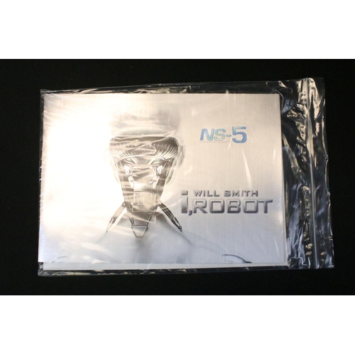 1573 - Boxed Will Smith iRobot Sunny Collectable Head Collectors Edition, complete with iRobot DVD and inst... 