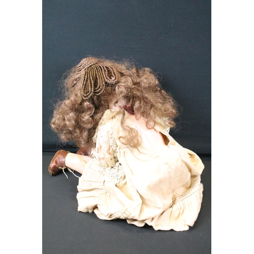 446 - Two Early 20th C bisque headed dolls to include German Simon & Halbig Kammer & Reinhardt doll in whi... 