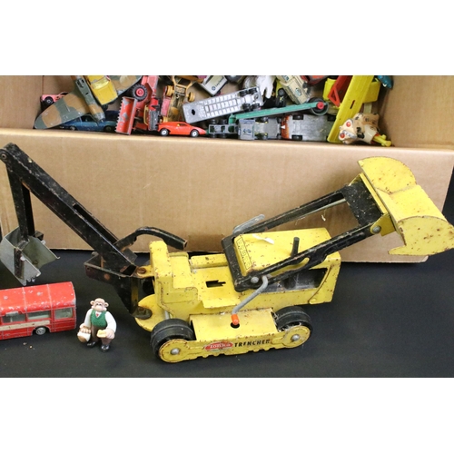 450 - Collection of various mixed toys to include diecast models with examples from Dinky, Tonka, Corgi Ma... 